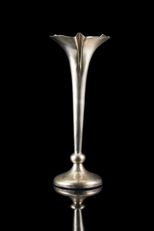 Vasetto in argento con corpo a campanula e superficie liscia. Birmingham,...