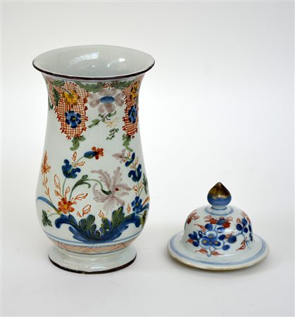 Lotto composto da un vasetto in maiolica del sec. XIX e un coperchio non...