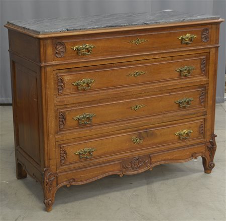 Comò a quattro cassetti intagliati a conchiglia, fascia e piedi sagomati ed...