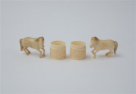 Lotto composto da due cavalli e due piccoli contenitori in avorio...