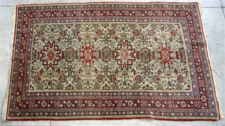 Tappeto Lesghi, Caucaso secolo XXDisegno a quattro medaglioni a croce greca...