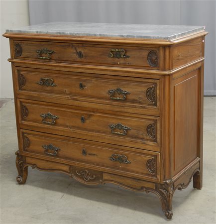 Comò a quattro cassetti intagliati a conchiglia, fascia e piedi sagomati ed...