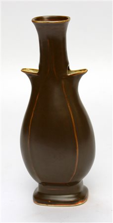 Vaso in porcellana con invetriatura "polvere di te" con due aperture alla...