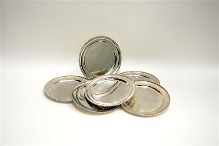 Lotto composto da sei piattini in argento con bordura cordonata (g 1000 ca.)