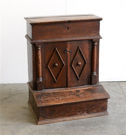 Antico inginocchiatoio in noce con due pianetti apribili e due antine...