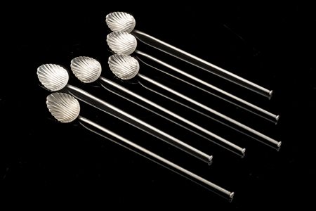 Gruppo di sei cannucce da cocktail in metallo argentato decorato a foglie...