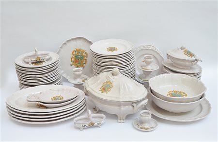 Manifattura di Faenza, parte di servizio da tavola in ceramica bianca...