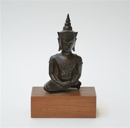 Buddha in bronzo in posizione seduta, base in legno (difetti e...