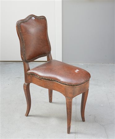 Poltrona comoda in noce con seduta e schienale sagomati. Lombardia, secolo...