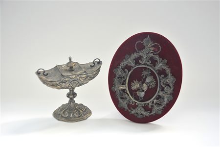 Lotto composto da una navicella in metallo e una cornice in filigrana...