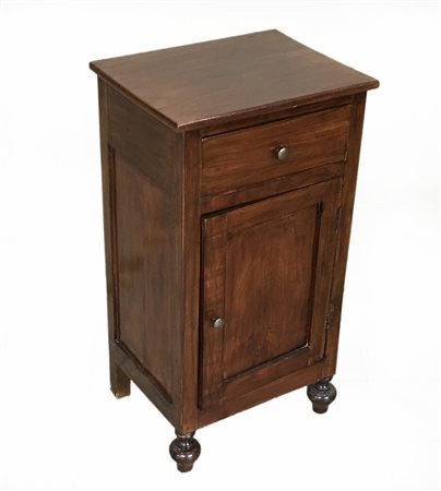 Comodino in noce ad un anta ed un cassetto, piedi anteriori torniti, secolo...