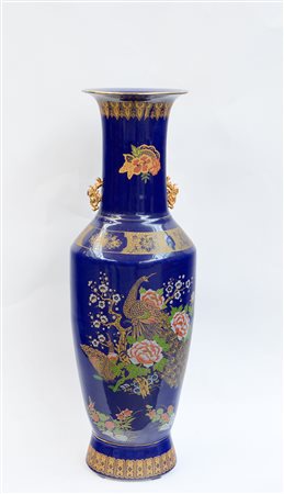 Grande vaso decorato in policromia e dorature con pavoni e motivi floreali...