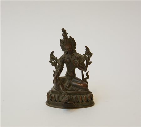 Tara verde in bronzo seduta su base con petali di loto (lievi mancanze)Nepal,...
