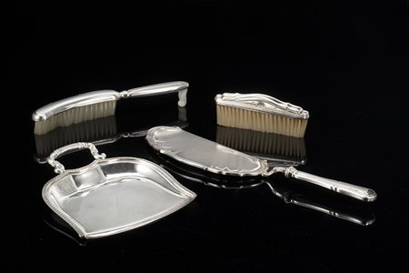 Due spazzole raccogli briciole con vassoietto in argento. Italia, metà del...