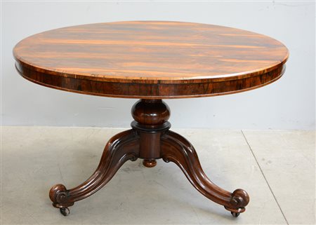 Tavolo con piano tondo a vela lastronato in makassar, gamba centrale tornita...