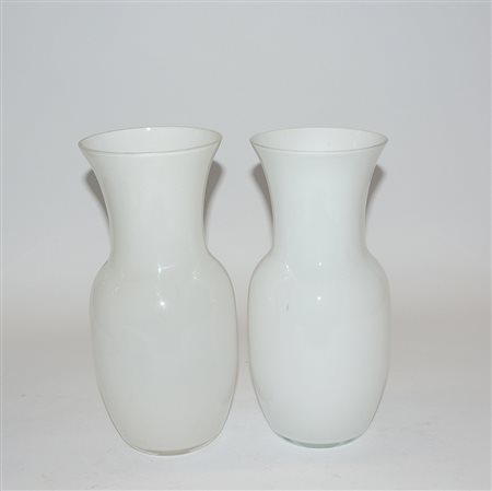 Lotto composto da due vasi a balaustro in vetro opacizzato bianco (h cm 31)