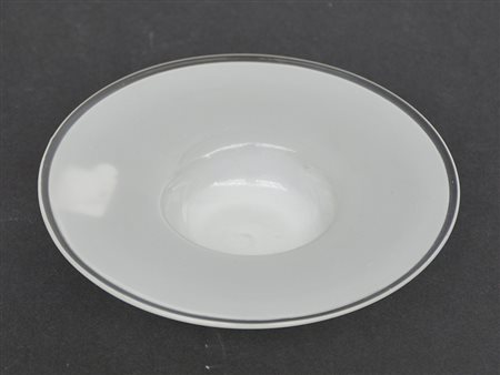 Manifattura di Murano.Piattino bomboniera in vetro soffiato lattimo con orlo...