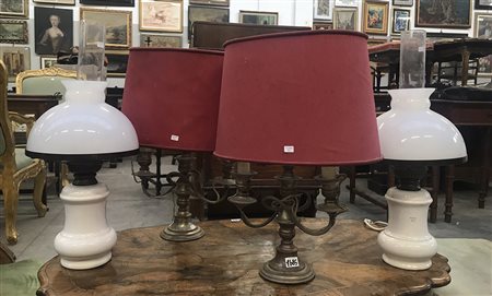 Lotto composto da una coppia di abat-jour a due fiamme in rame ed una coppia...