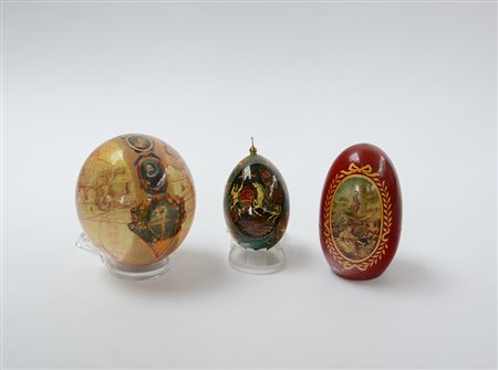 Lotto di tre uova in legno di misure e decori diversi (lievi difetti)