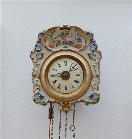 ANONIMOOrologio foresta nera, quadrante in ceramica decorato con fiori,...