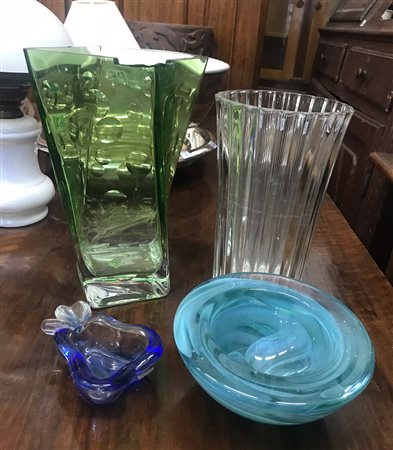 Lotto composto da una ciotola in vetro sommerso della manifattura di Kosta...