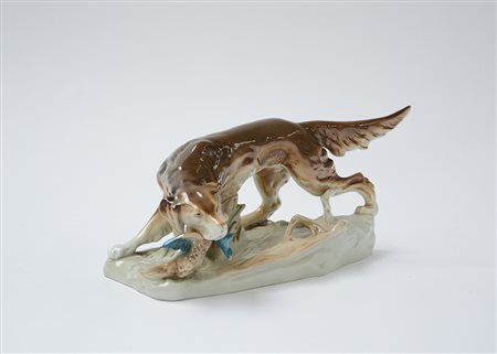 Manifattura romena "Cane da caccia" scultura in ceramica policroma (cm 18x35)