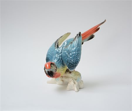 Manifattura romena, "Pappagallo" scultura in porcellana policroma (h cm 30)