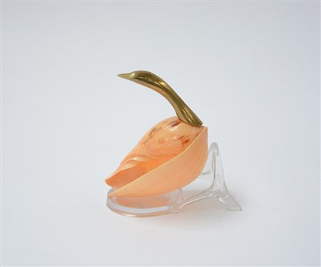 Scultura raffigurante un cigno, composta da una conchiglia con testa in...