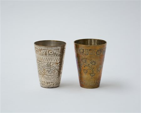 Coppia di vasetti in metallo inciso (h cm 10) (difetti)