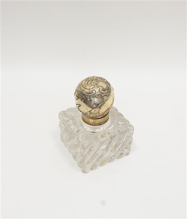 Calamaio di forma quadrata in argento con corpo in vetro sagomato a...