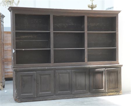 Mobile libreria a due corpi in legno dolce, parte superiore a giorno, parte...