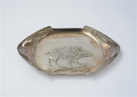 Vuotatasche in metallo argentato decorato con cinghiale in rilievo (cm 30x199