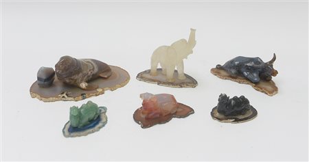 Lotto composto da sei animali in pietre dure poggianti su base in agata...