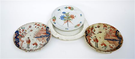 Manifatture diverse secolo XVIII/XIX. Lotto composto da una coppia di piatti...