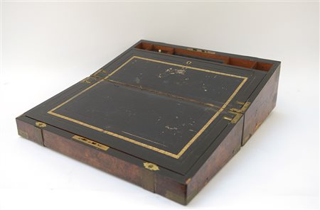 Scrittoio da viaggio in radica decorato con borchie in ottone. Interno con...