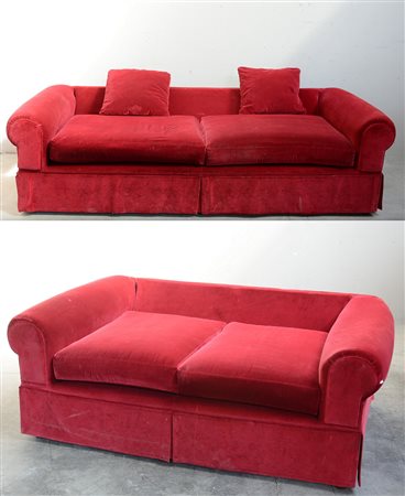 Due divani imbottiti a due e tre posti rivestiti in velluto rosso (difetti)
