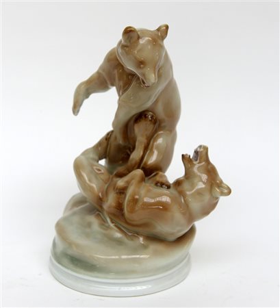 Manifattura ungherese, scultura in porcellana raffigurante orsi che lottano...