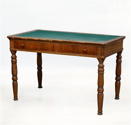 Scrittoio da centro ad un cassetto nella fascia, quattro gambe tornite, piano...