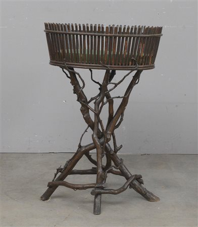 Fioriera con cestello ovale e sostegno realizzato con rami intrecciati (h cm...