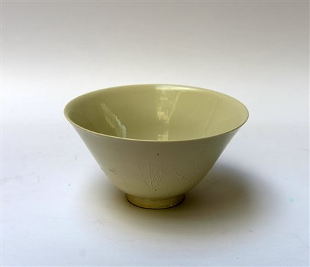 KPM Ciotola in ceramica decorata a bassorilievo con scenne di caccia di gusto...