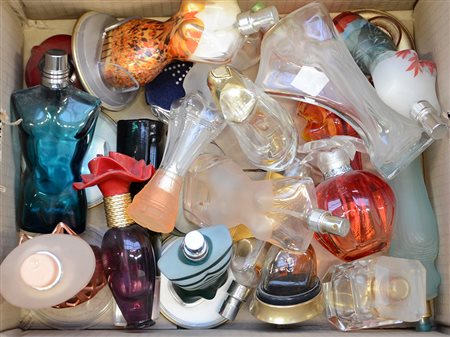 Lotto composto da numerose boccette e profumi (difetti)