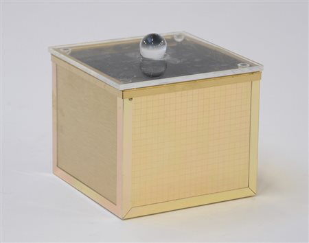 Contenitore dorato con coperchio trasparente in materiale plastico (cm 13x11x13)