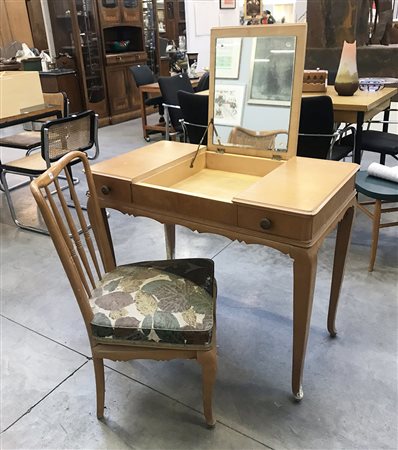 Toilette in legno chiaro massello e impiallacciato unita a sedia analoga....