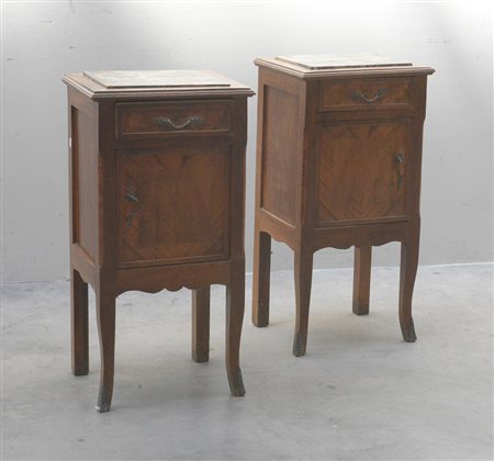 Coppia di comodini in stile