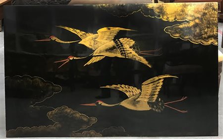 Pannello con decoro di due gruin volo in dorature su lacca nera (lievi...