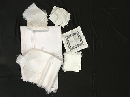 Due tovaglie da tè, una in fiandra di cotone ricamata con stemma Balbi (cm...