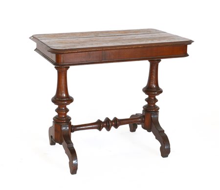 Tavolo da centro con piano in legno d'abete, sostegni torniti piedi a sagoma....