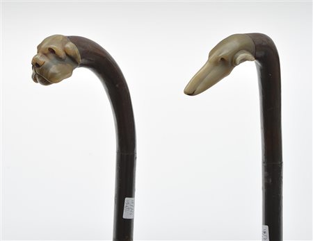 Lotto composto da due bastoni animati in legno con prese in corno decorate a...