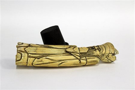 Shoulao in avorio con base in legno (h tot. cm 36) (difetto alla base)