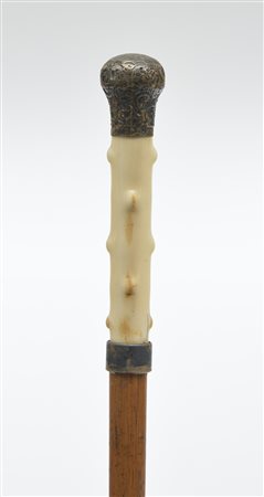 Bastone con presa in avorio e pomolo in argento sbalzato. Inghilterra, fine...